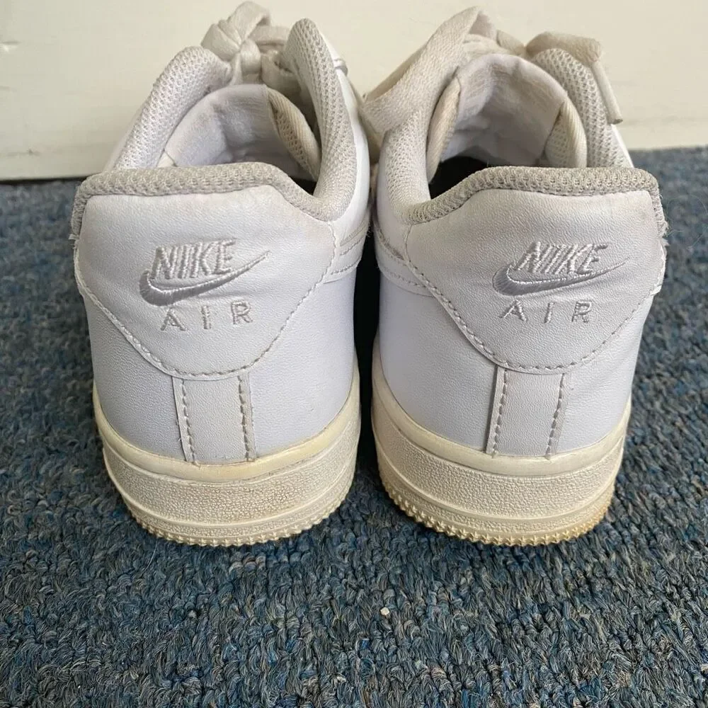 Nike women 7 Air Force one classic tie up sneakers white
